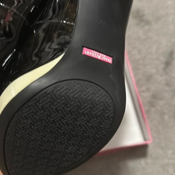 Isaac Mizrahi Black and Cream Heels with Elegant Bows - Picture 4 of 6